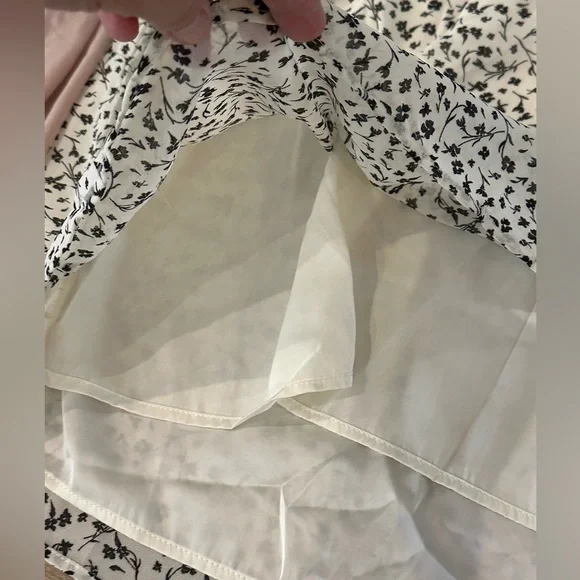 Two NWT H&M Flowy V Neck Dresses, Cinchable Waist, Size Medium! - Picture 6 of 11